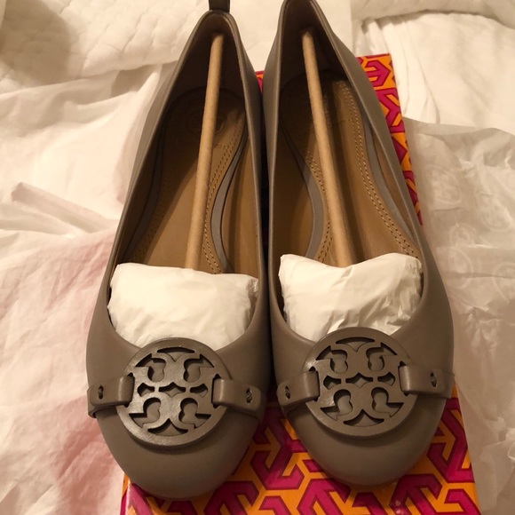 tory burch gabrielle flat